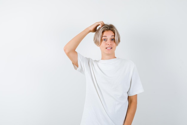 Chico guapo adolescente en una camiseta blanca