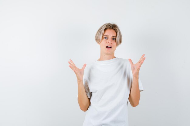 Chico guapo adolescente en una camiseta blanca