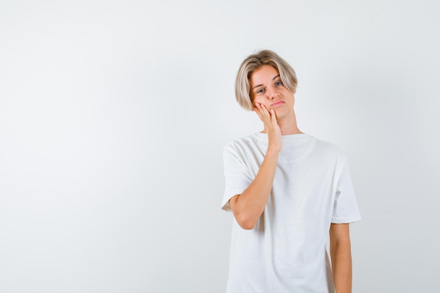 Chico guapo adolescente en una camiseta blanca