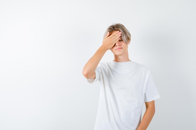 Chico guapo adolescente en una camiseta blanca