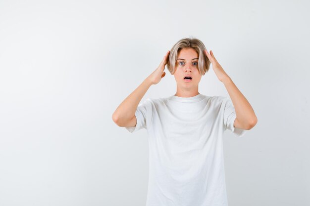 Chico guapo adolescente en una camiseta blanca