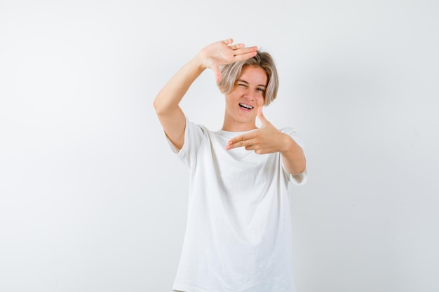 Chico guapo adolescente en una camiseta blanca