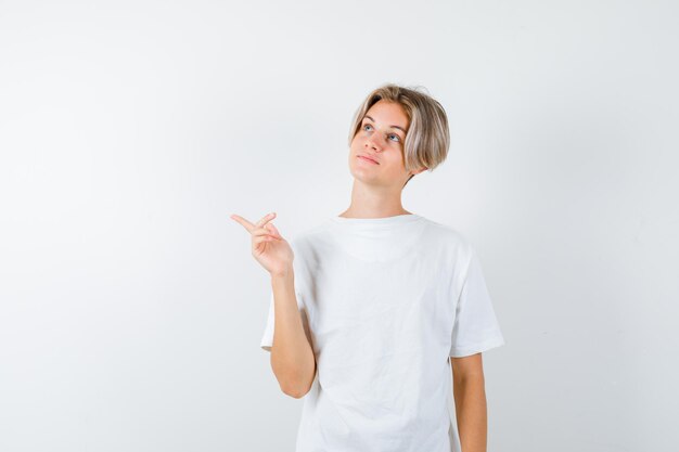 Chico guapo adolescente en una camiseta blanca