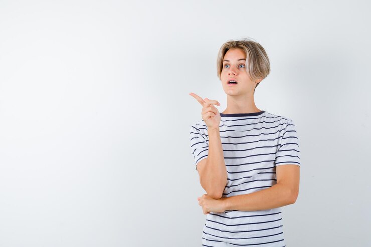Foto gratuito chico guapo adolescente en una camiseta a rayas