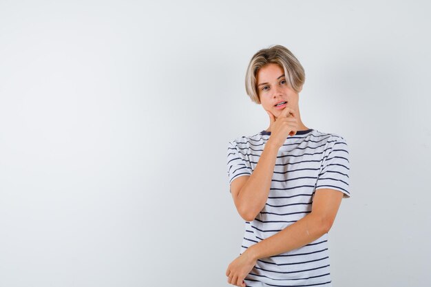 Chico guapo adolescente en una camiseta a rayas