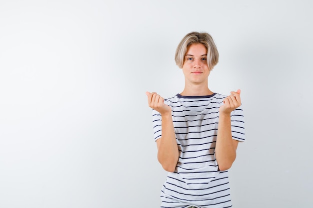 Chico guapo adolescente en una camiseta a rayas