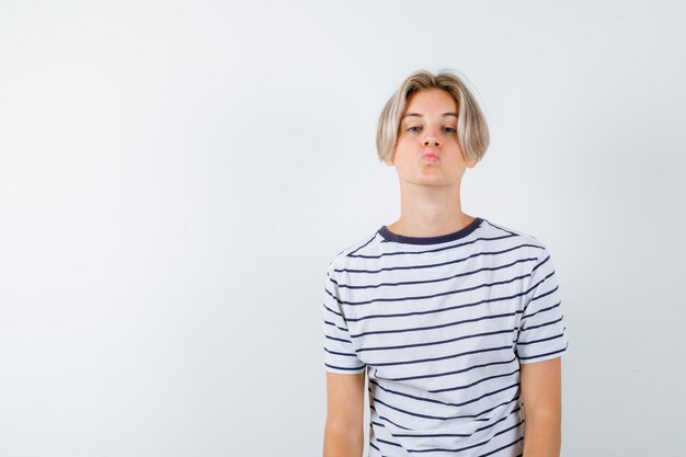 Chico guapo adolescente en una camiseta a rayas