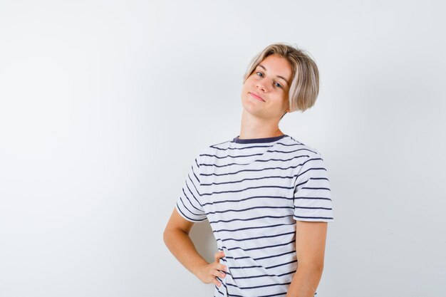 Chico guapo adolescente en una camiseta a rayas