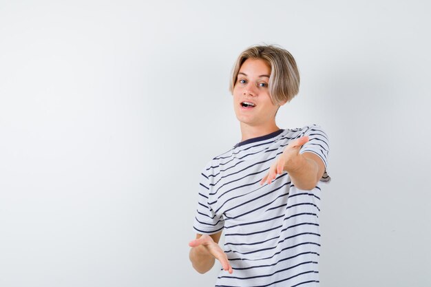 Chico guapo adolescente en una camiseta a rayas