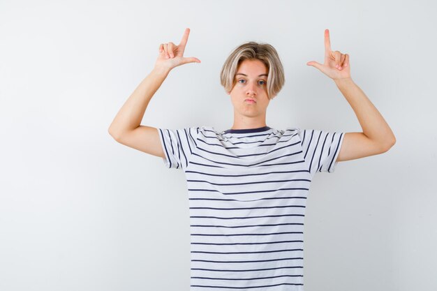 Chico guapo adolescente en una camiseta a rayas