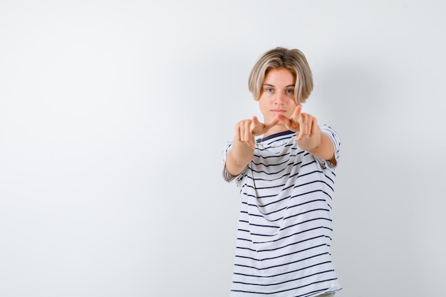 Foto gratuita chico guapo adolescente en una camiseta a rayas