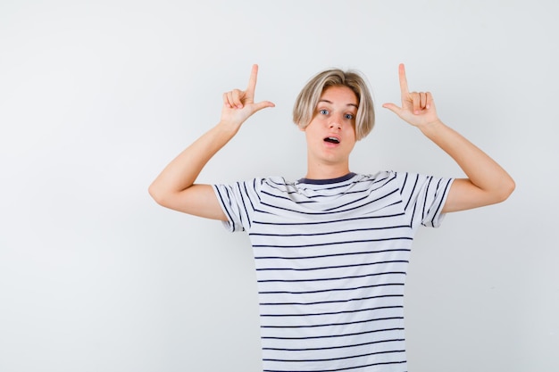 Chico guapo adolescente en una camiseta a rayas