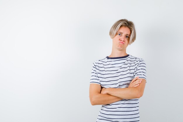 Chico guapo adolescente en una camiseta a rayas