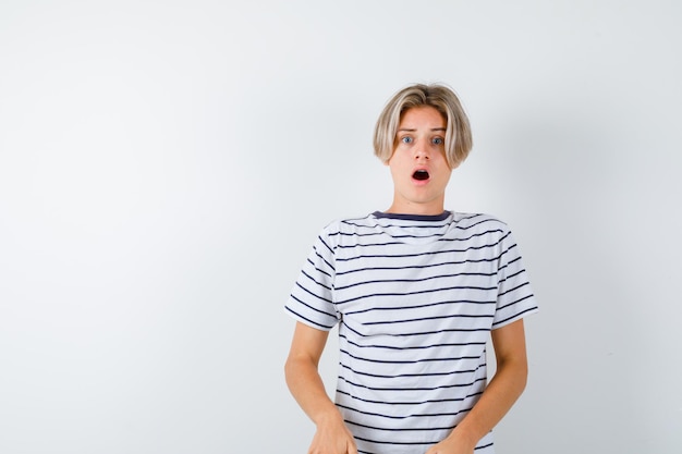 Chico guapo adolescente en una camiseta a rayas