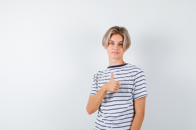 Chico guapo adolescente en una camiseta a rayas