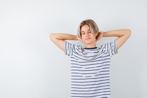 Foto gratuita chico guapo adolescente en una camiseta a rayas