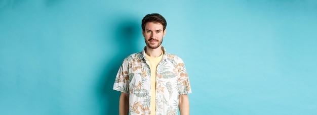 Foto gratuita chico guapo feliz sonriendo con camisa hawaiana en concepto de vacaciones de vacaciones de verano
