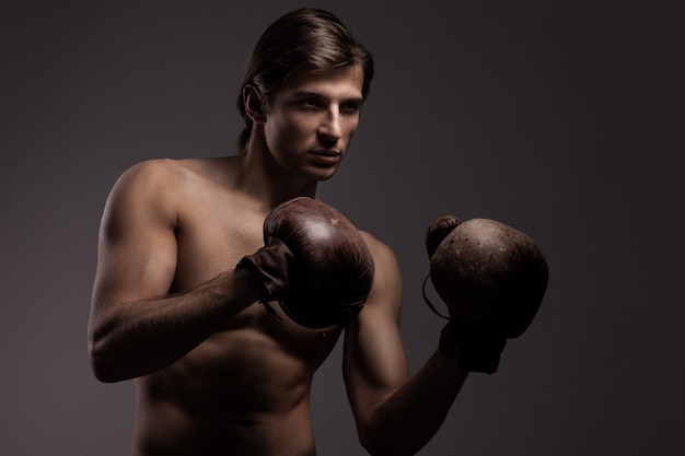 Chico guapo en guantes de boxeo