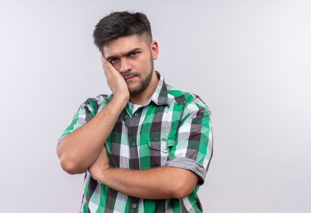 Chico guapo joven con camisa a cuadros