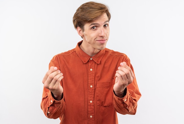 Chico guapo joven complacido con camisa roja mostrando gesto de punta