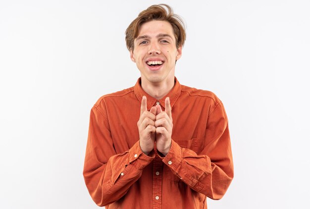 Foto gratuita chico guapo joven sonriente con camisa roja tomados de la mano juntos aislado en la pared blanca