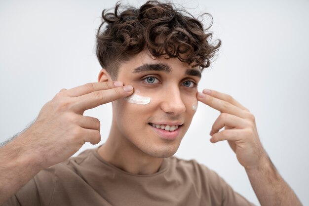 Chico guapo con loción en la cara