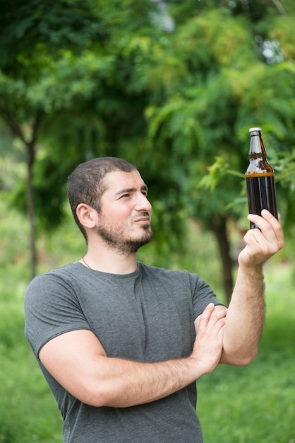 Foto gratuita chico guapo mirando la cerveza