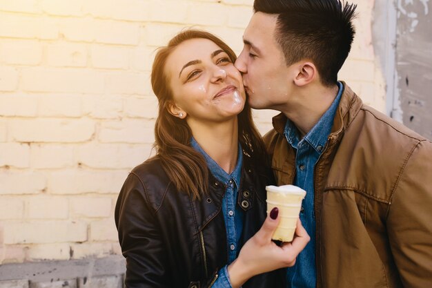 Chico guapo y mujer bonita posando con helado