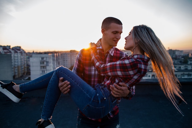 El chico guapo con su chica