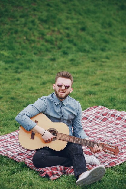 Chico con una guitarra