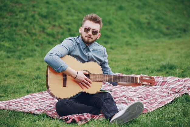 Chico con una guitarra