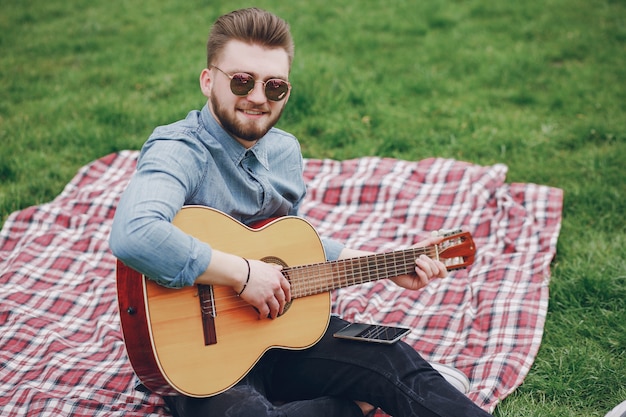 Chico con una guitarra