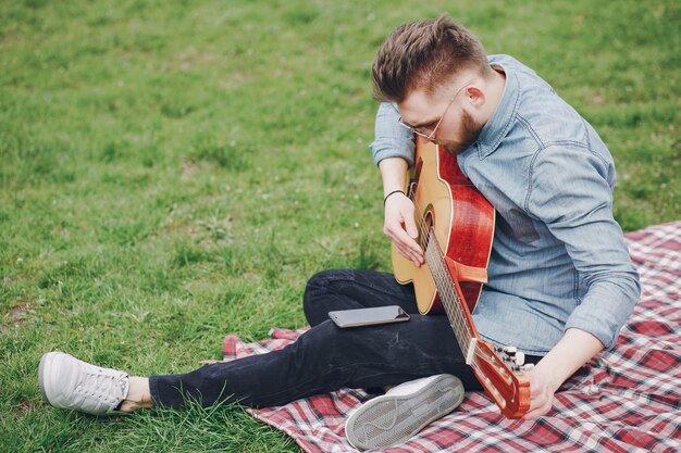 Chico con una guitarra