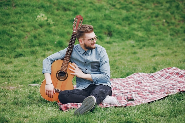 Chico con una guitarra