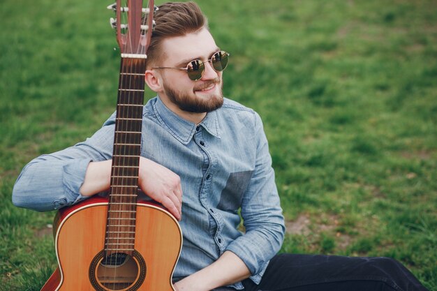 Chico con una guitarra