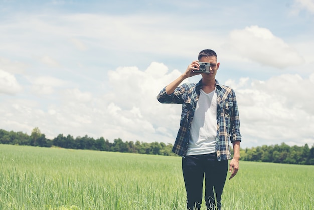 Chico haciendo una foto con la naturaleza de fondo