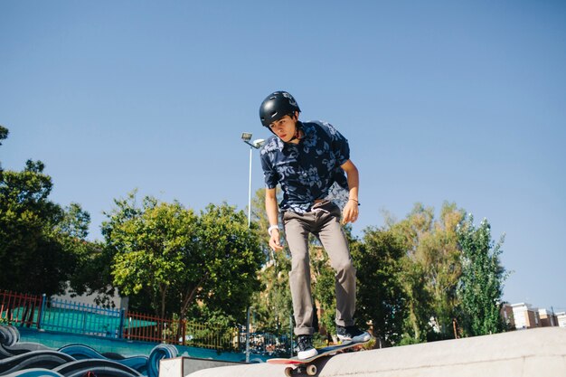 Chico joven concentrado en patinar