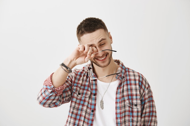 Chico joven despreocupado con gafas posando