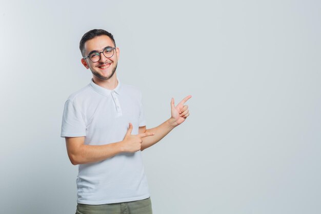 Chico joven expresivo posando en el estudio