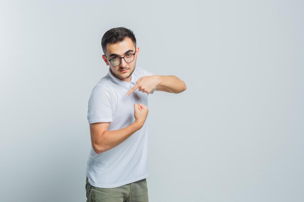 Chico joven expresivo posando en el estudio