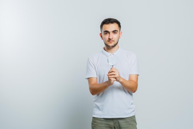 Chico joven expresivo posando en el estudio