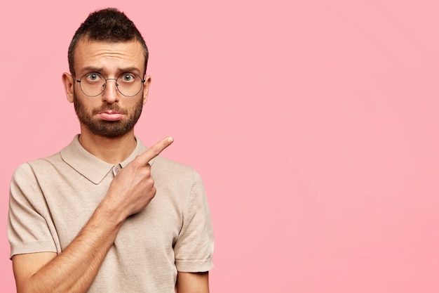 Chico joven con gafas redondas