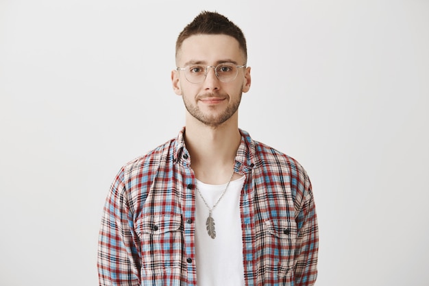 Foto gratuita chico joven guapo con gafas posando