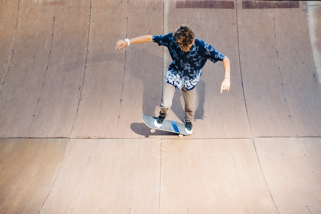 Foto gratuita chico joven haciendo un truco con el skate