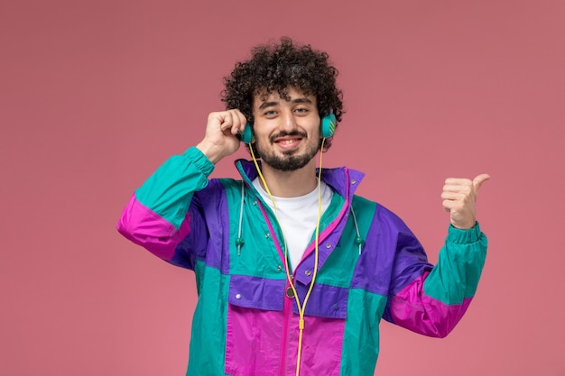 chico joven mostrando el lado izquierdo en una chaqueta