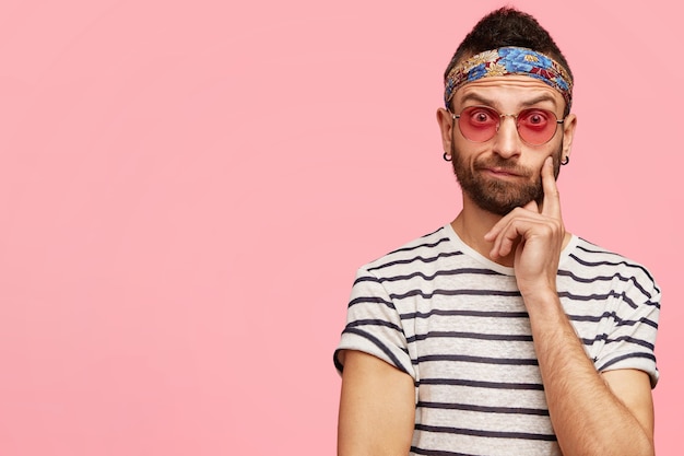 Chico joven con pañuelo y gafas de sol con estilo