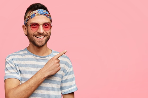 Foto gratuita chico joven con pañuelo y gafas de sol con estilo