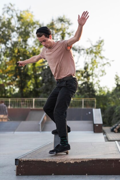 Chico joven patinando con patineta en la calle