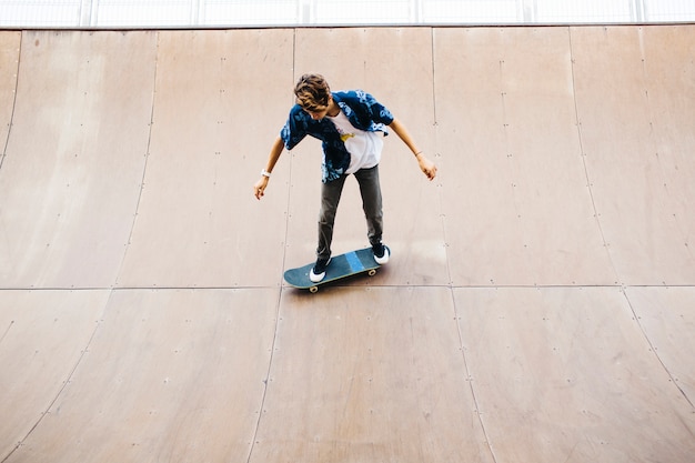 Chico joven patinando