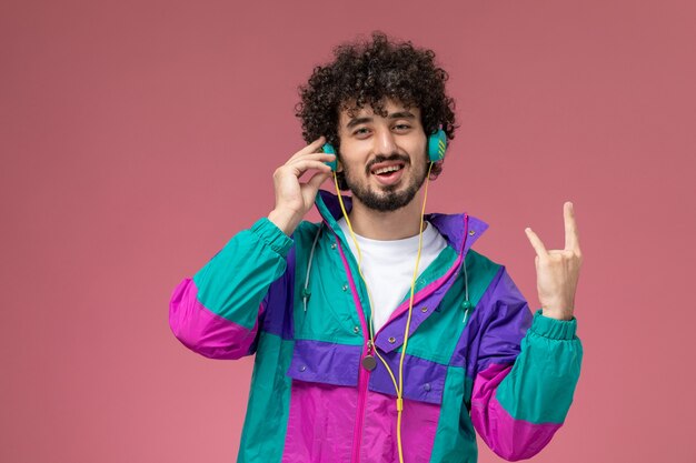 chico joven posando realmente genial en una chaqueta